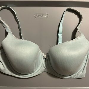 Victoria secret body by Victoria lined demi size 36DD.